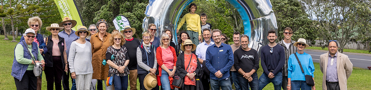 <h3>Build your community’s knowledge together</h3> image