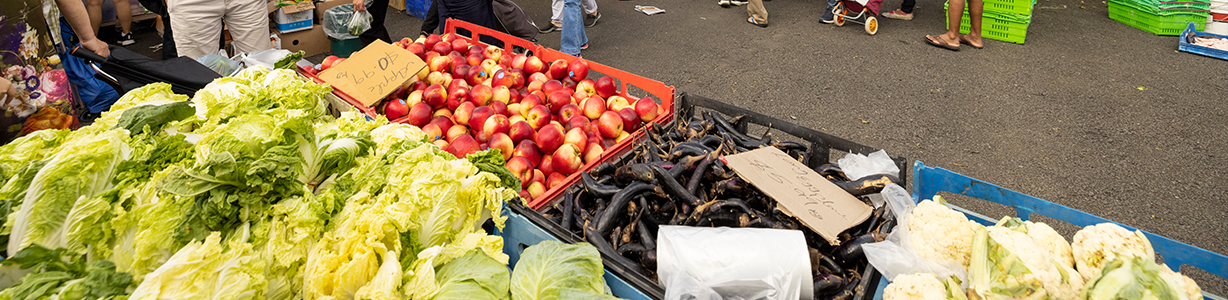 <h3>Buy local and seasonal – eat sustainably</h3> image